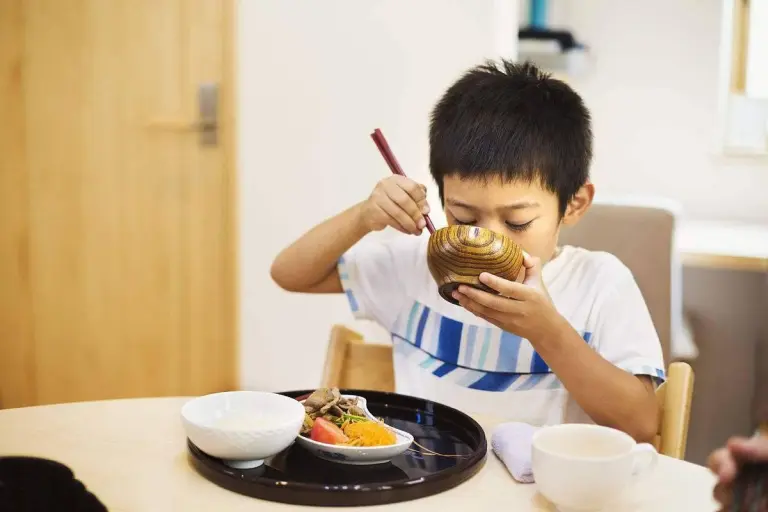 8 Chinese Dining Etiquettes That Might Surprise (or Confuse) Foreign Tourists 3
