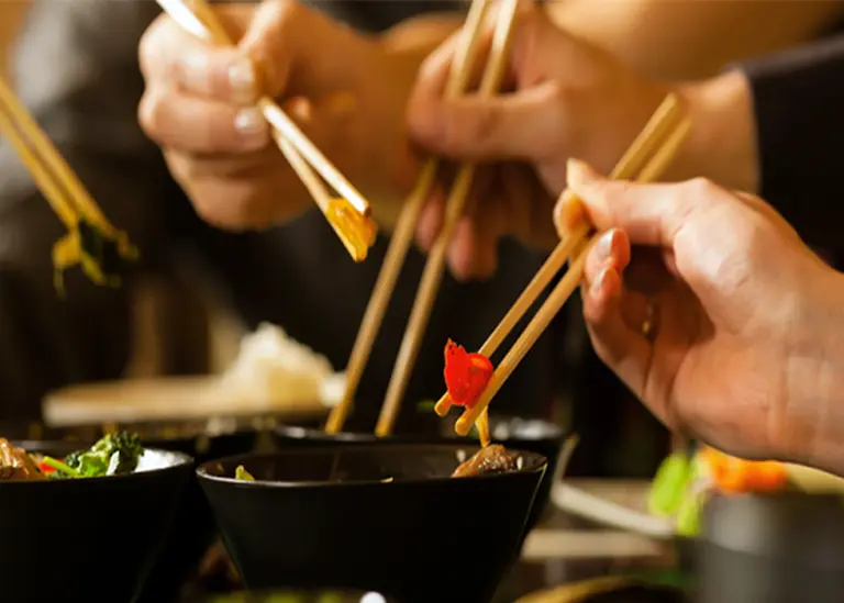 8 Chinese Dining Etiquettes That Might Surprise (or Confuse) Foreign Tourists 5