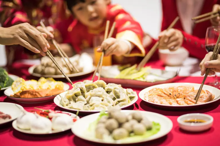 8 Chinese Dining Etiquettes That Might Surprise (or Confuse) Foreign Tourists 7
