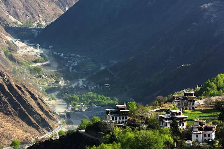 14 Peaceful Small Towns In China That Look Straight Out Of A Movie 12