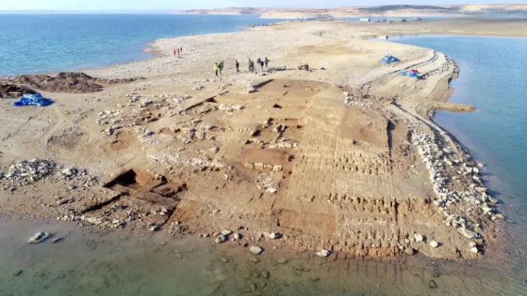 A 3,400 Year Old Palace Rises From The Water 1