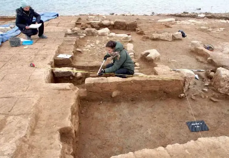 A 3,400 Year Old Palace Rises From The Water 3