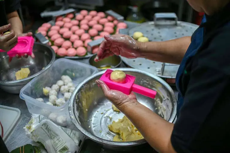 Taste Malaysia’s Most Colorful And Artistic Dessert 2