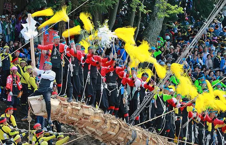 Thousands Of Young Men Risk Their Lives Riding Giant Logs Down The Mountain In Japan’s Most Unique Festival 1