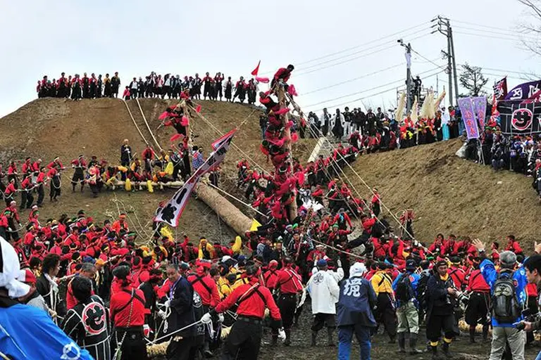 Thousands Of Young Men Risk Their Lives Riding Giant Logs Down The Mountain In Japan’s Most Unique Festival 2