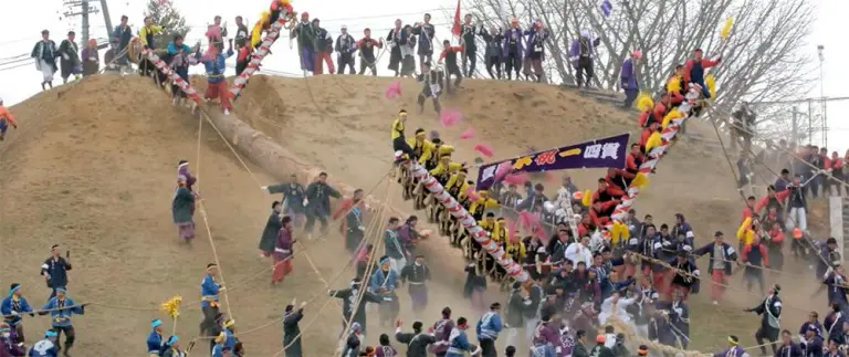 Thousands Of Young Men Risk Their Lives Riding Giant Logs Down The Mountain In Japan’s Most Unique Festival 3
