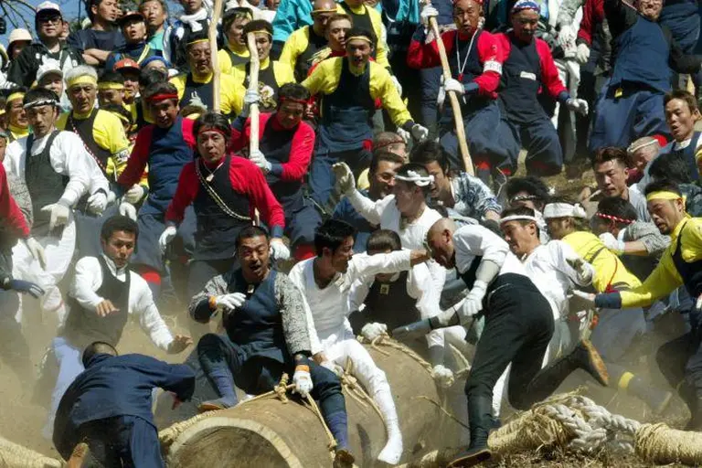 Thousands Of Young Men Risk Their Lives Riding Giant Logs Down The Mountain In Japan’s Most Unique Festival 4