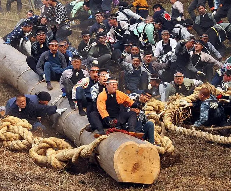 Thousands Of Young Men Risk Their Lives Riding Giant Logs Down The Mountain In Japan’s Most Unique Festival 5