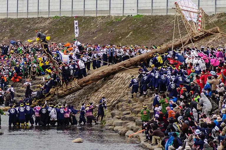 Thousands Of Young Men Risk Their Lives Riding Giant Logs Down The Mountain In Japan’s Most Unique Festival 7