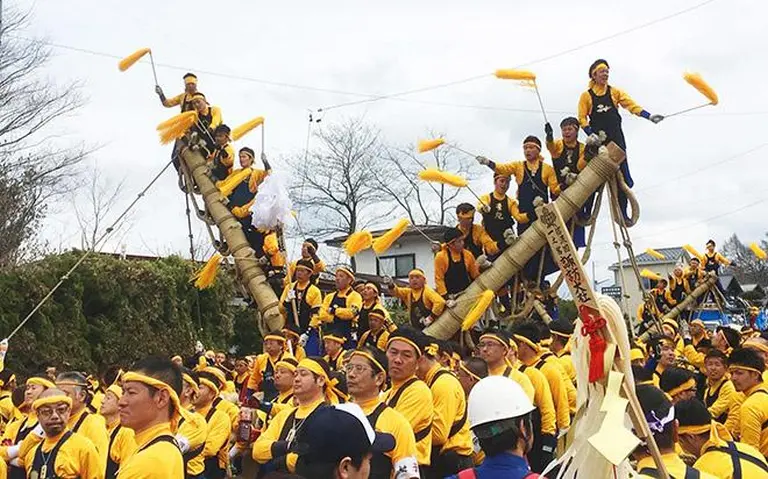 Thousands Of Young Men Risk Their Lives Riding Giant Logs Down The Mountain In Japan’s Most Unique Festival 8
