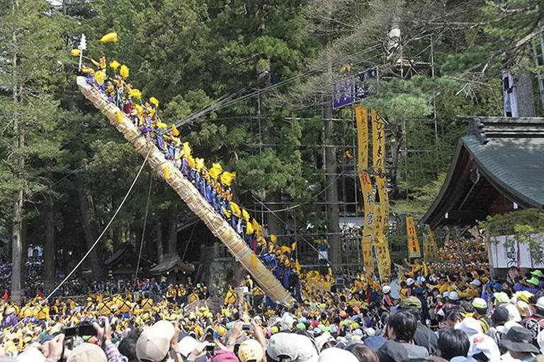 Thousands Of Young Men Risk Their Lives Riding Giant Logs Down The Mountain In Japan’s Most Unique Festival 9