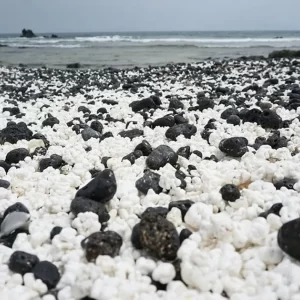 The Beach with “Popcorn-Shaped” Sand that makes Visitors want to take a bite