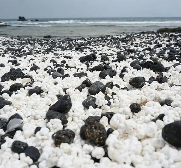 The Beach with “Popcorn-Shaped” Sand that makes Visitors want to take a bite