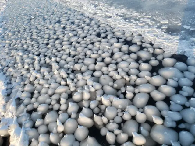 Thousands of 'Ice Eggs' Discovered on a Finnish Beach 1