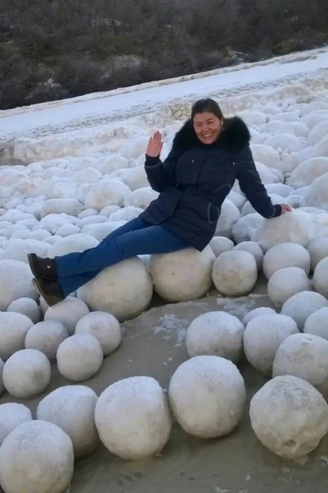 Thousands of 'Ice Eggs' Discovered on a Finnish Beach 3