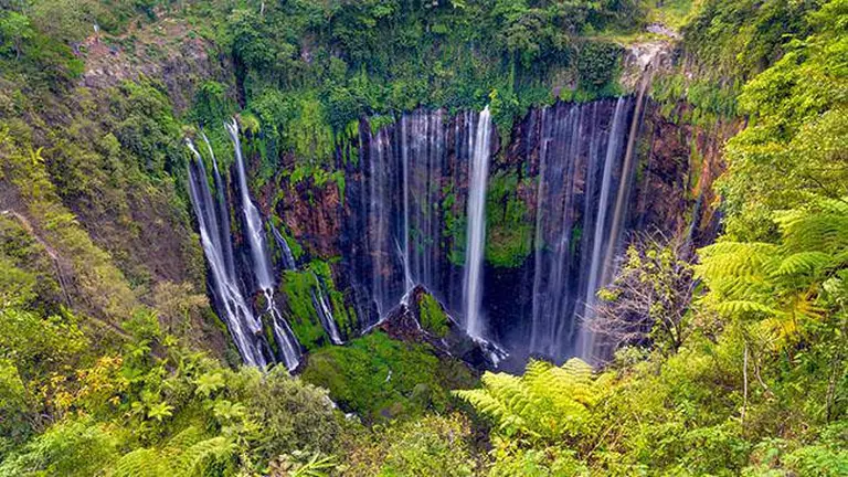 A Perfectly Semi-circular Waterfall So Surreal It Leaves Visitors In Disbelief 3