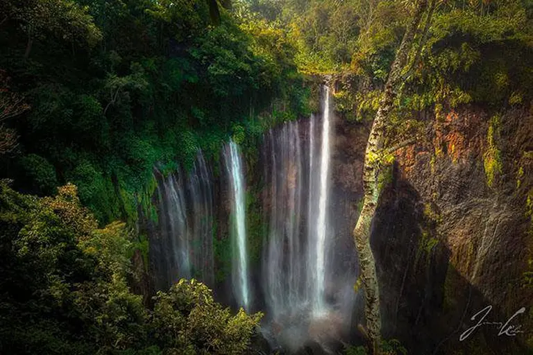 A Perfectly Semi-circular Waterfall So Surreal It Leaves Visitors In Disbelief 4
