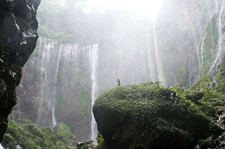 A Perfectly Semi-circular Waterfall So Surreal It Leaves Visitors In Disbelief 6