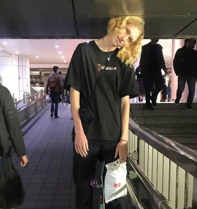 17 Hilarious Photos Of “giant” Tourists Visiting Japan 11