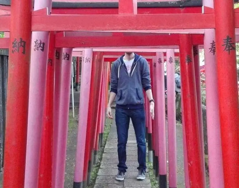 17 Hilarious Photos Of “giant” Tourists Visiting Japan 14