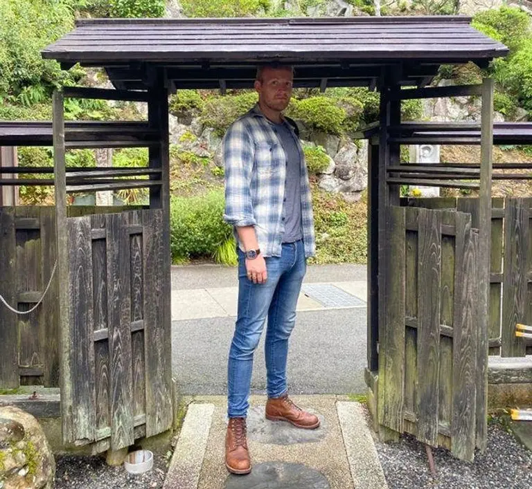 17 Hilarious Photos Of “giant” Tourists Visiting Japan 17