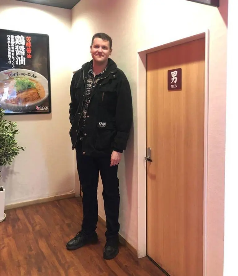 17 Hilarious Photos Of “giant” Tourists Visiting Japan 2