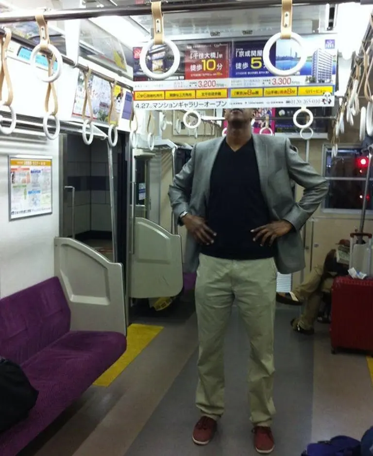 17 Hilarious Photos Of “giant” Tourists Visiting Japan 7