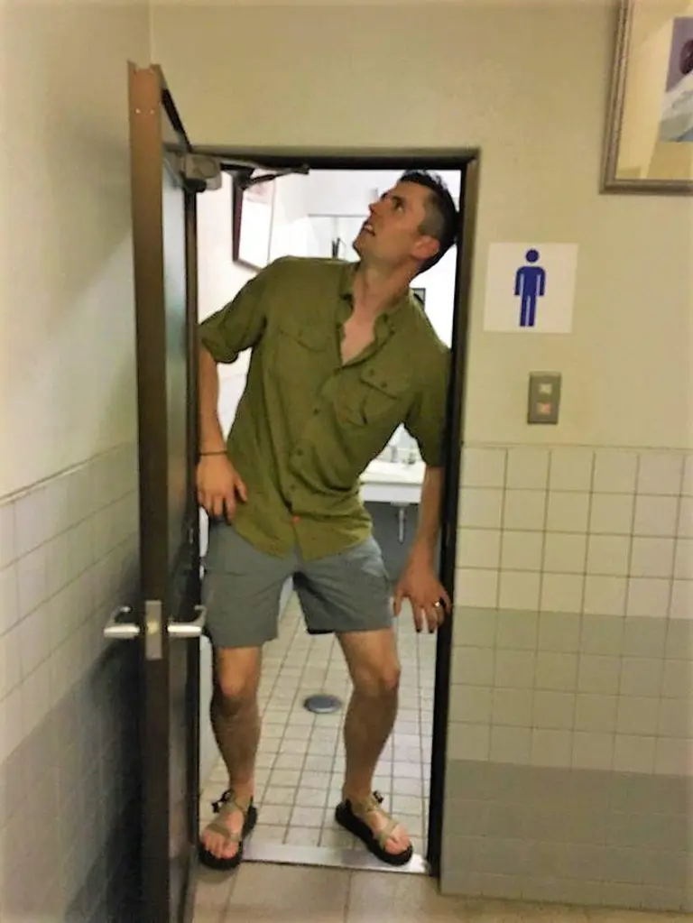 17 Hilarious Photos Of “giant” Tourists Visiting Japan 8