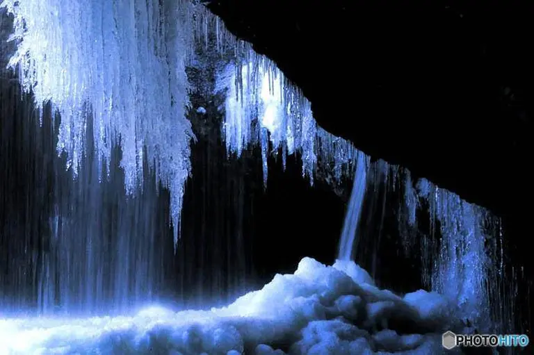 The Stunning Views Behind Japan’s 10 Most Famous Waterfalls 2-1