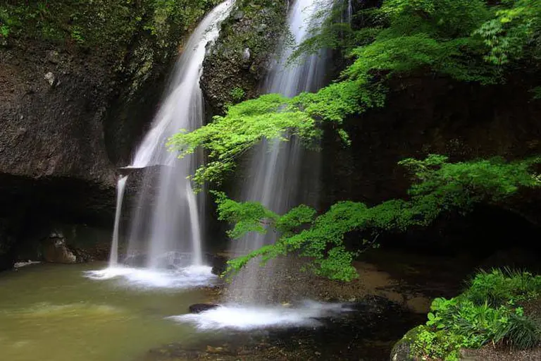 The Stunning Views Behind Japan’s 10 Most Famous Waterfalls 2