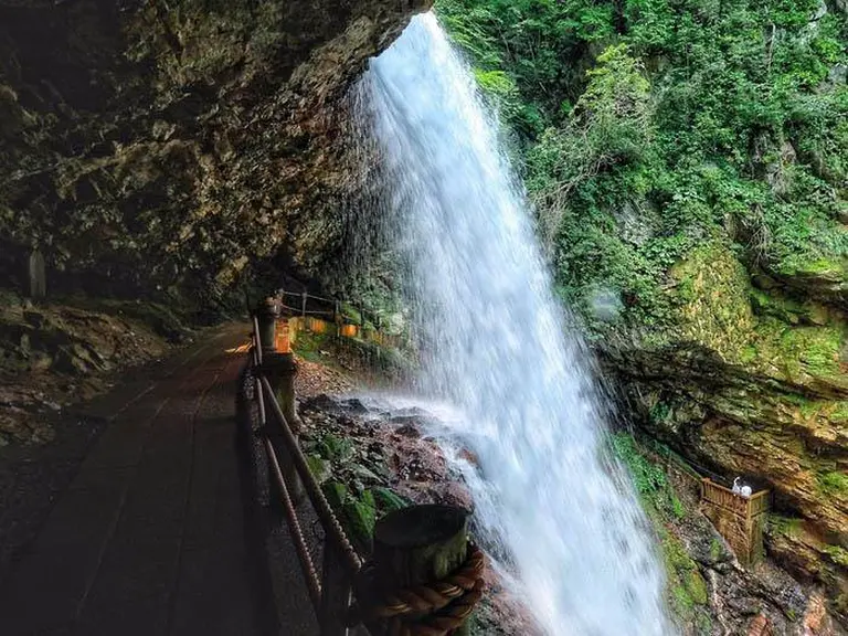The Stunning Views Behind Japan’s 10 Most Famous Waterfalls 4
