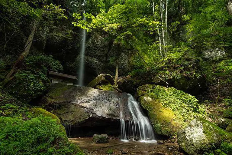 The Stunning Views Behind Japan’s 10 Most Famous Waterfalls 6