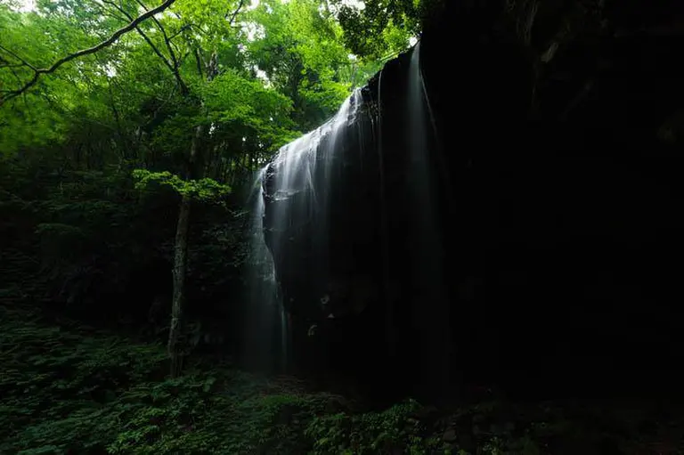 The Stunning Views Behind Japan’s 10 Most Famous Waterfalls 7