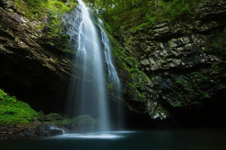 The Stunning Views Behind Japan’s 10 Most Famous Waterfalls 8