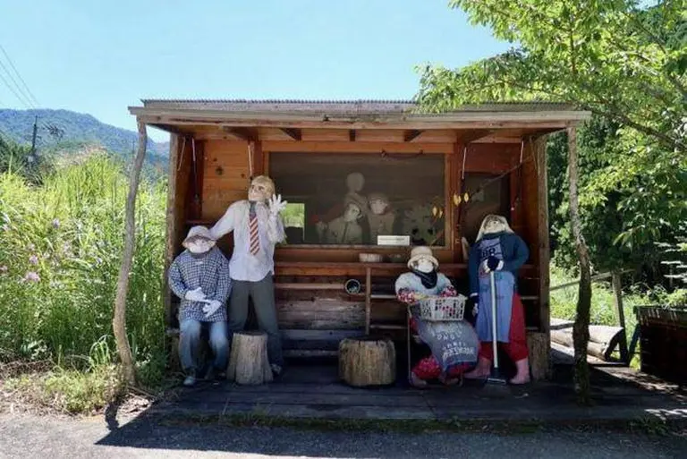 The World’s Most ‘lifelike’ Village With 300 Human-shaped Residents 10