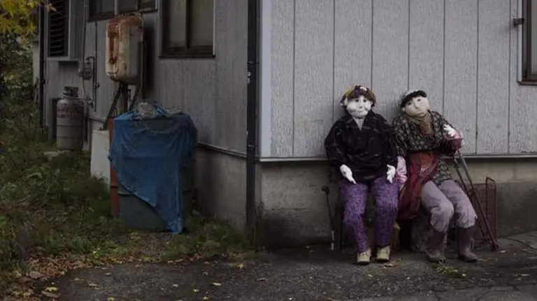 The World’s Most ‘lifelike’ Village With 300 Human-shaped Residents 11