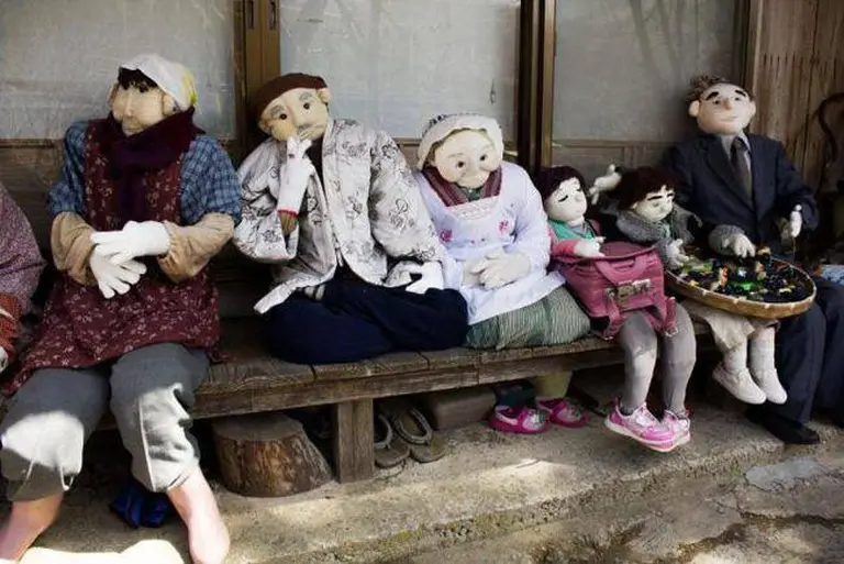 The World’s Most ‘lifelike’ Village With 300 Human-shaped Residents 15