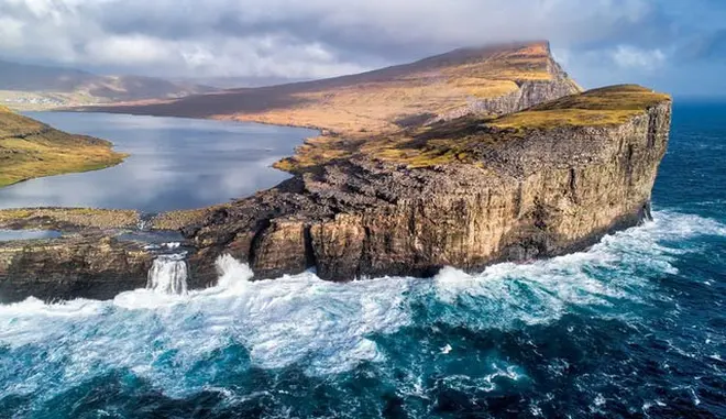 The Surreal Beauty Of A Lake Suspended Between Sky And Sea 1