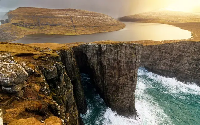 The Surreal Beauty Of A Lake Suspended Between Sky And Sea 2