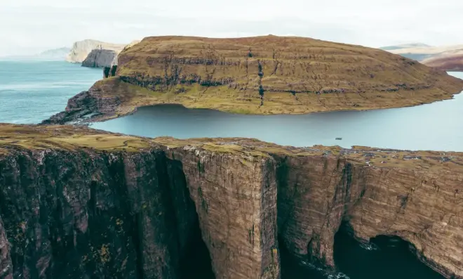 The Surreal Beauty Of A Lake Suspended Between Sky And Sea 3