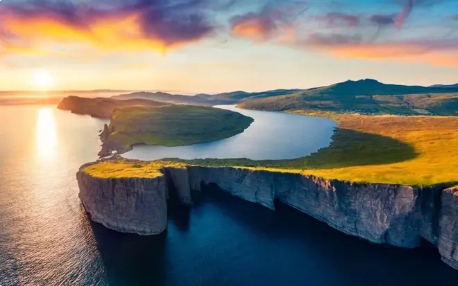 The Surreal Beauty Of A Lake Suspended Between Sky And Sea